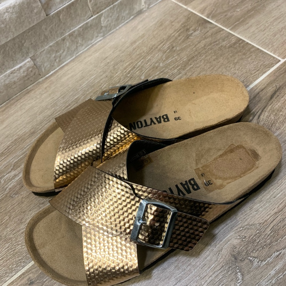39 BAYTON || Gold and Shiny Slip On Buckle Sandals - Picture 4 of 4